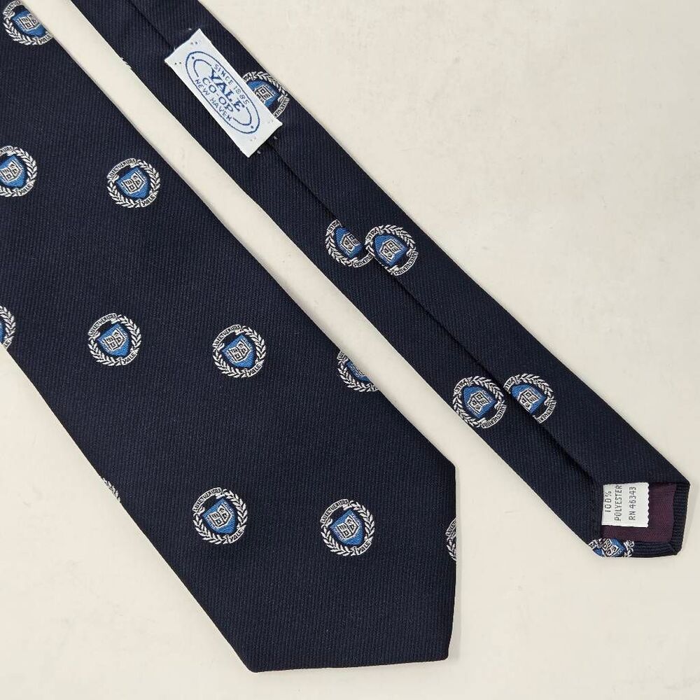 YALE UNIVERSITY LAW SCHOOL RIVETZ OF BOSTON POLY TIE CREST NAVY BLUE 3.5" X 55"